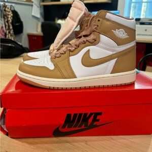 Woman’s Air Jordans 1 retro Hi OG. Praline/white size 7.5